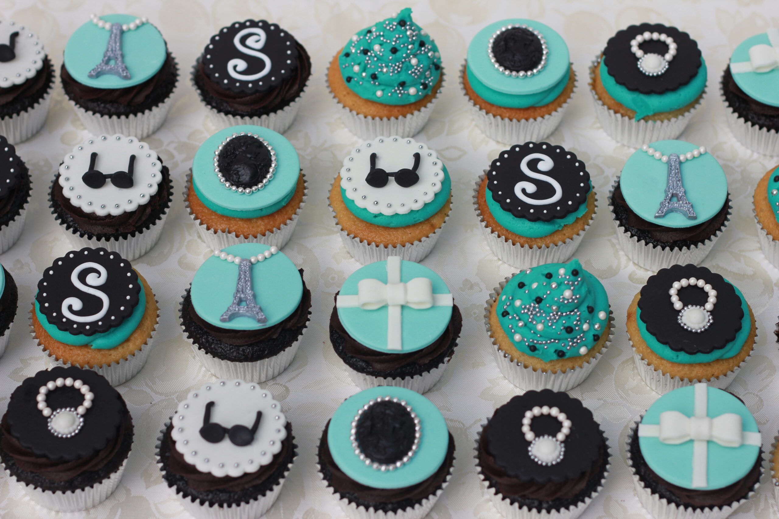Cupcakes with Fondant Details - Image 4