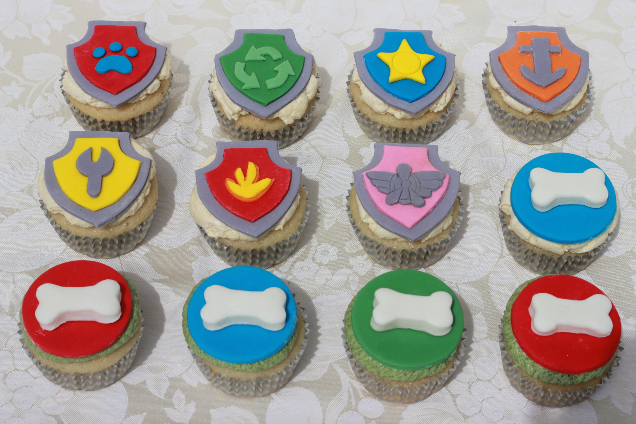 Cupcakes with Fondant Details - Image 6
