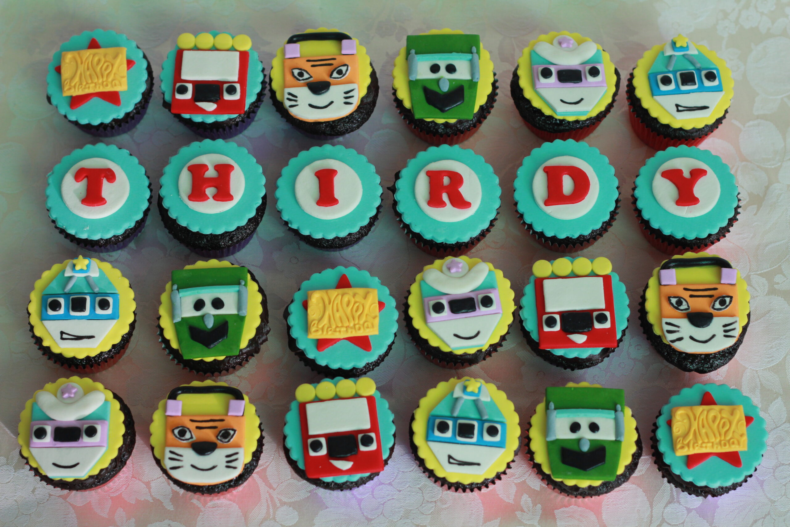 Cupcakes with Fondant Details - Image 8