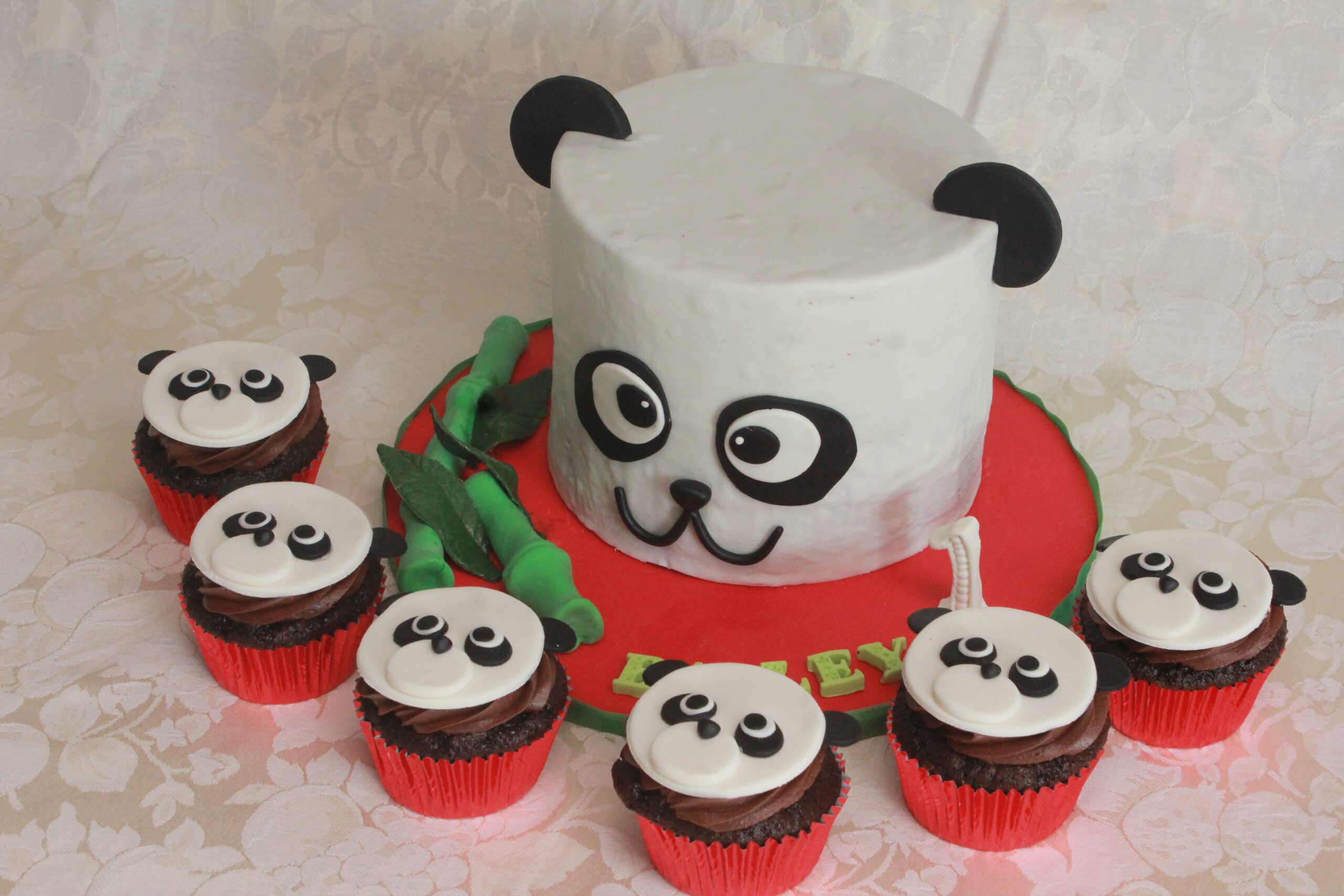 Cupcakes with Fondant Details - Image 9